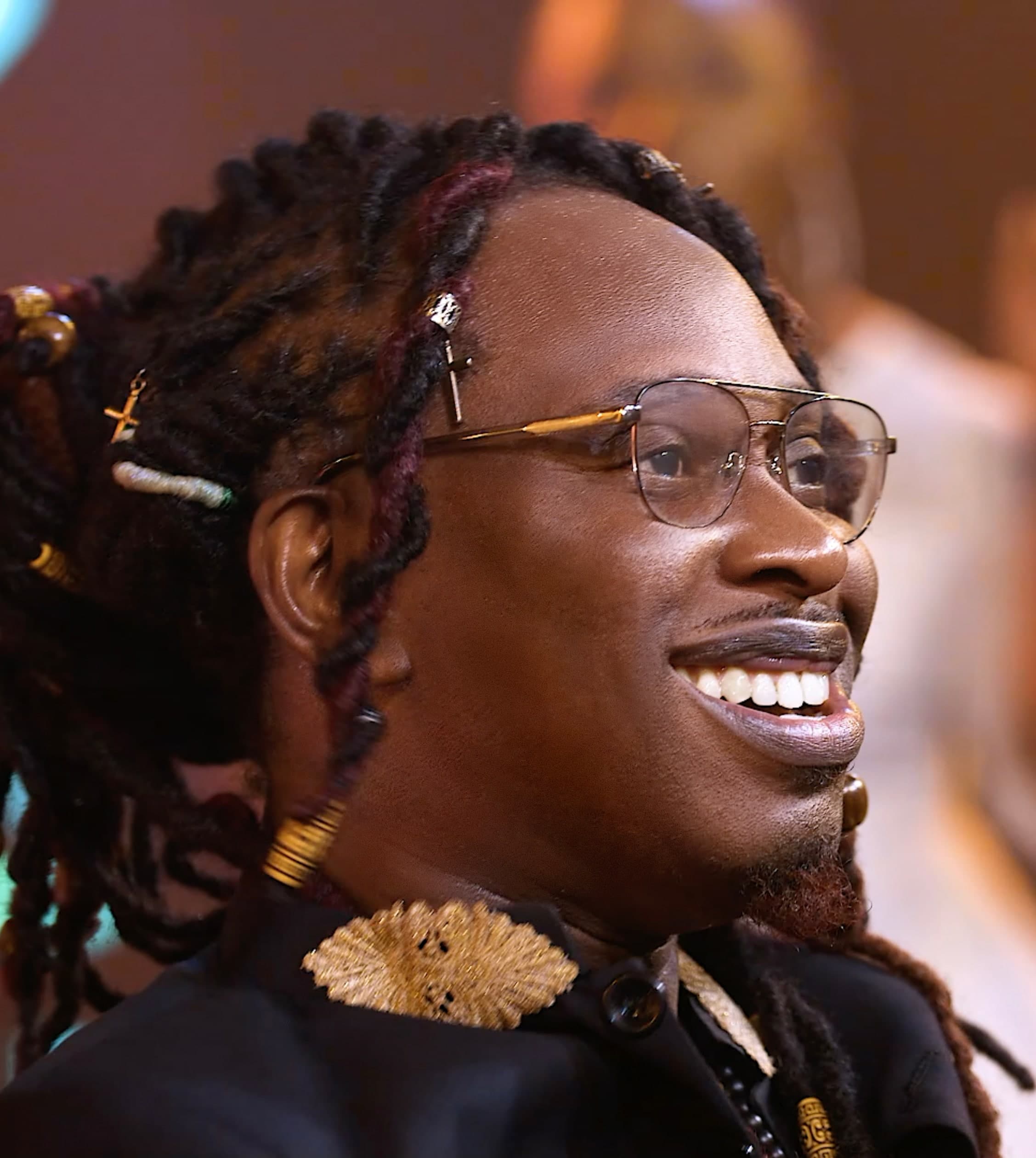 Meltudvo smiling at the microphone on stage